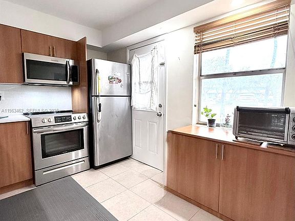 4th image of 1501 NE 191st St APT C114