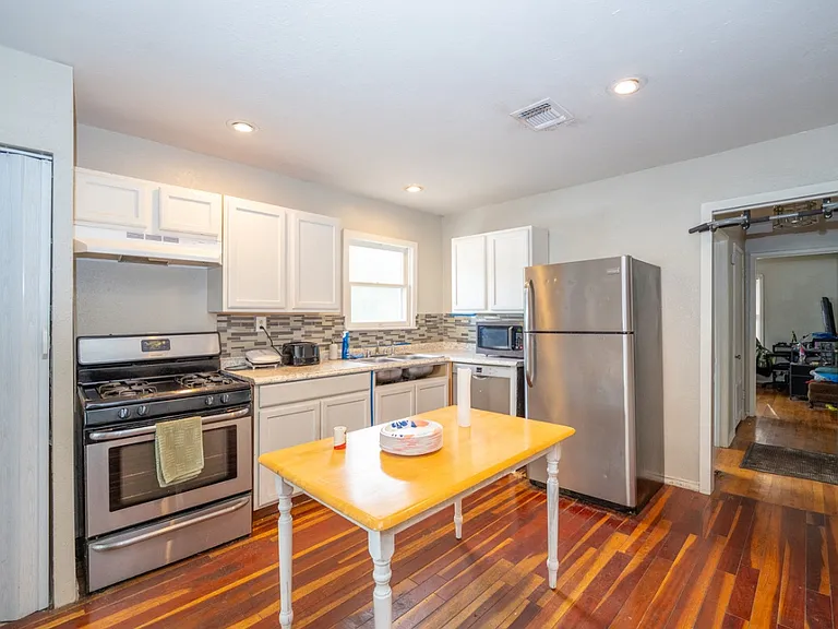 311 Blakeley Dr — Photo 3