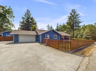 90 Cedar Ln, Redway, CA 95560
