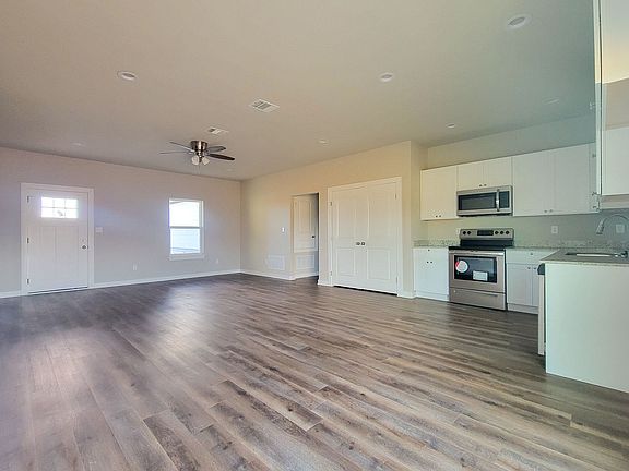 4th image of 3816 Skylane Ave