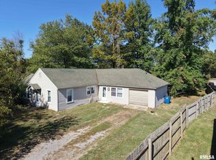 1010 E Randolph St, Mc Leansboro, IL 62859