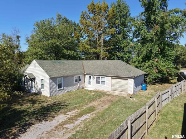 1010 E Randolph St, Mc Leansboro, IL 62859