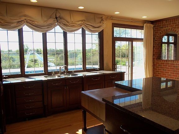 4th image of 2556 Creekside Ln