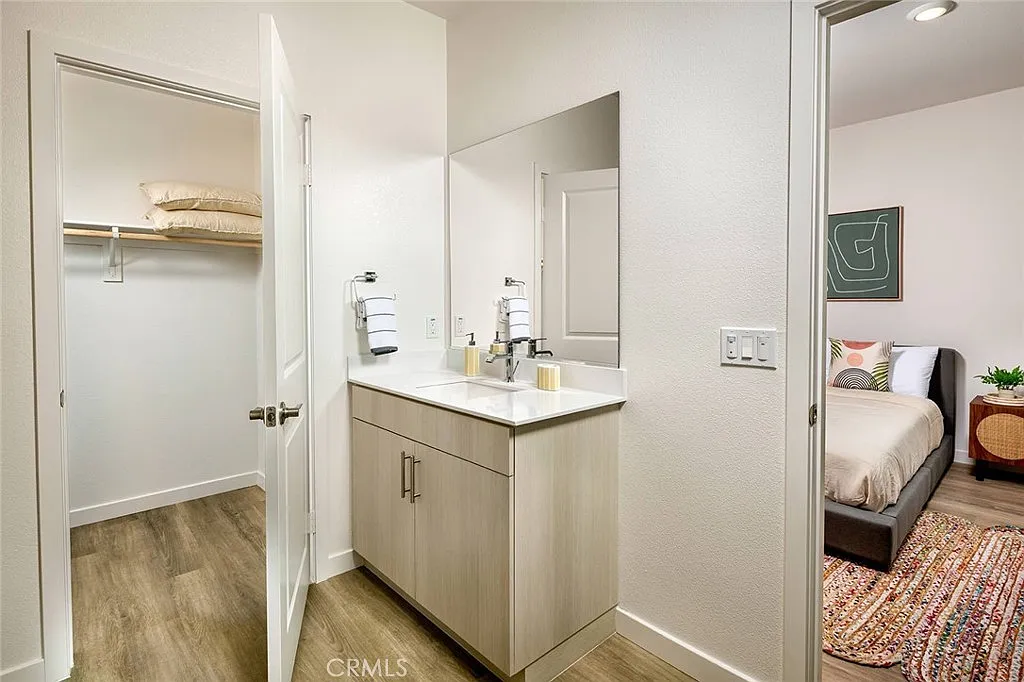 2 bed, 2.5 bath, 1273 sqft, $3,900 — Photo 4