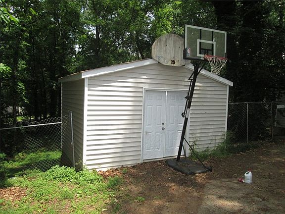 4th image of 409 Robins Nest Ct