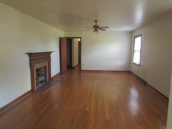 2nd image of 1193 Elm St