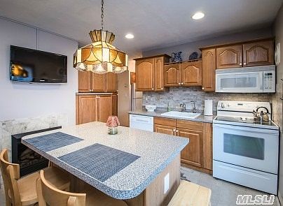 3rd image of 8 Mead Ln
