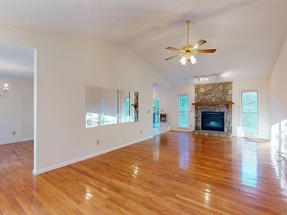 3rd image of 279 Fleming Ave