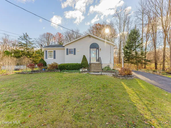 18 Glenmont Court, Glenmont, NY 12077