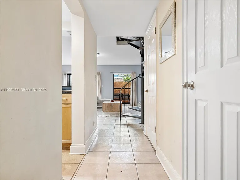 515 NE 38th St #10 — Photo 20