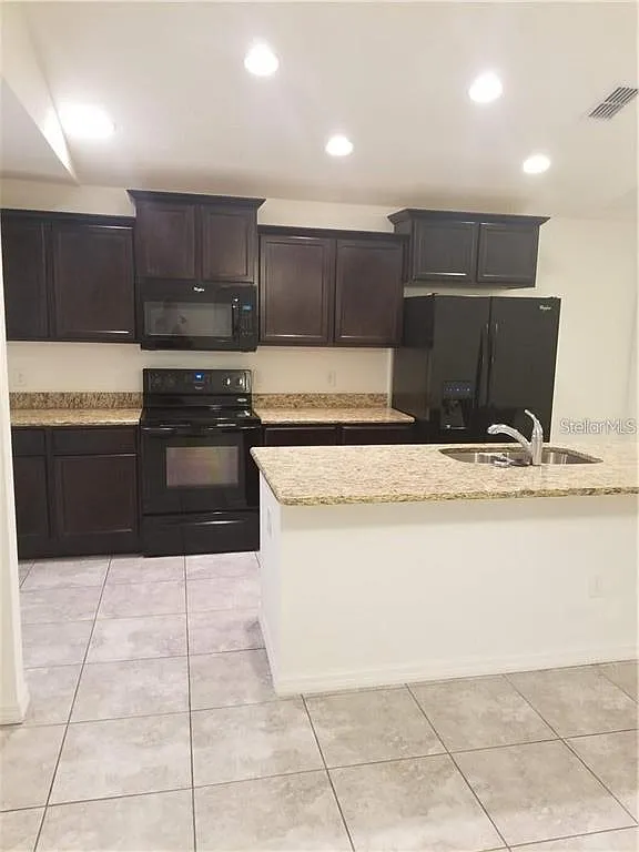 4 bed, 2.0 bath, 1986 sqft, $2,400 — Photo 2