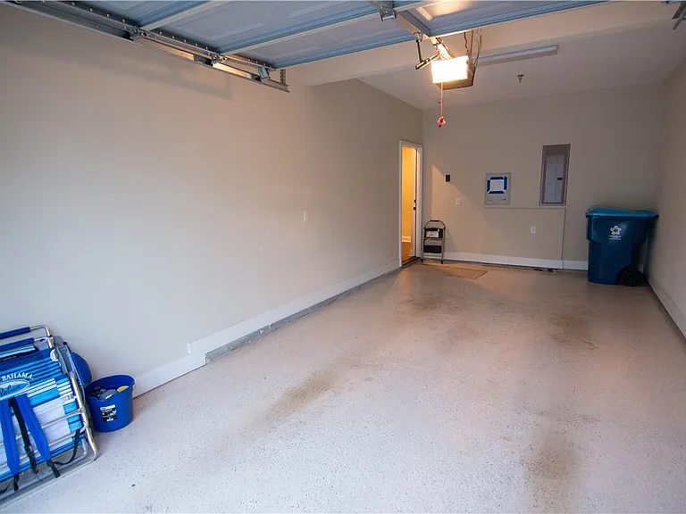 702 Mariners Cir — Photo 32