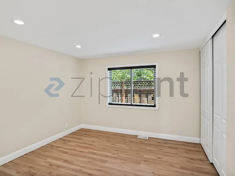 566 Beechmont Ln — Photo 17
