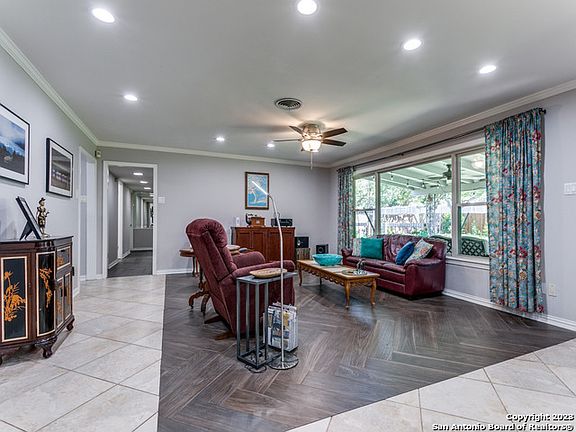 5th image of 208 CAROLWOOD DR