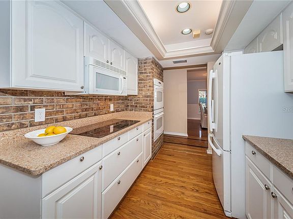 5th image of 181 Sheffield Cir E