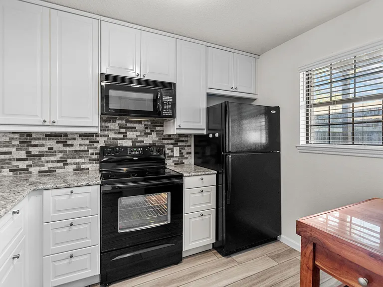 1811 Maplewood Trl — Photo 24