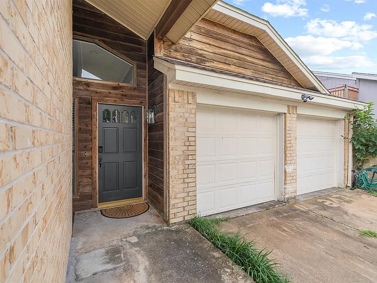 7815 Royan Dr — Photo 2