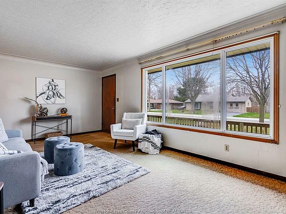 4th image of 91 Woodlawn Cres