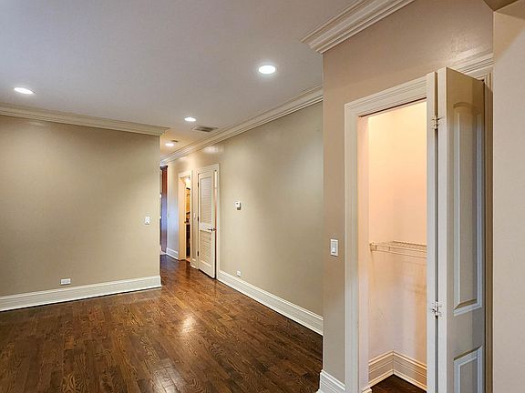 4th image of 924 W Gunnison St #1