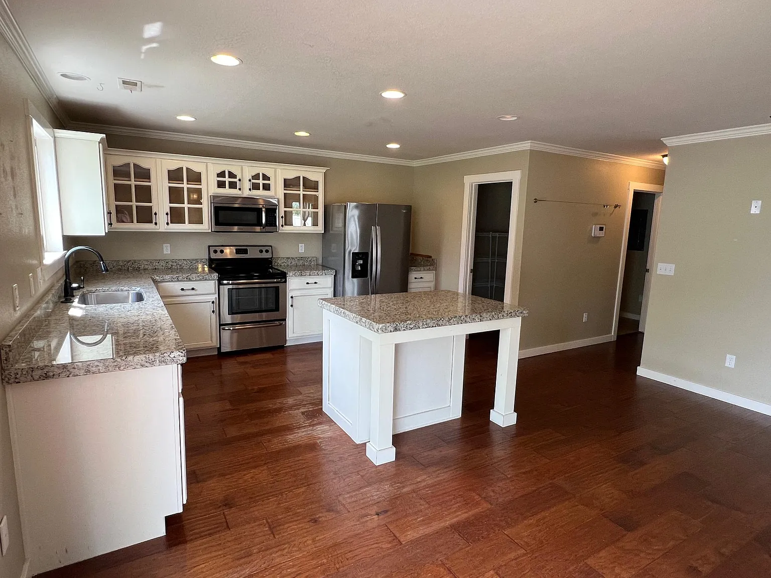 4 bed, 2924 sqft, $2,800 — Photo 2