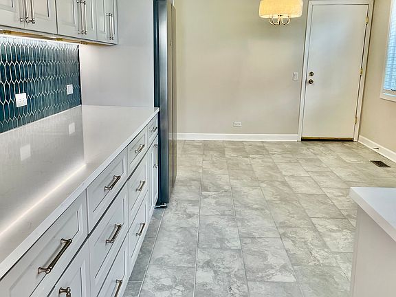 5th image of 475 N East River Rd APT 1