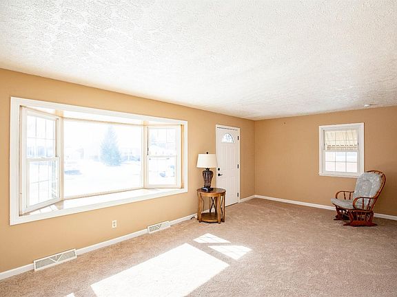 4th image of 42 Margaret Ave
