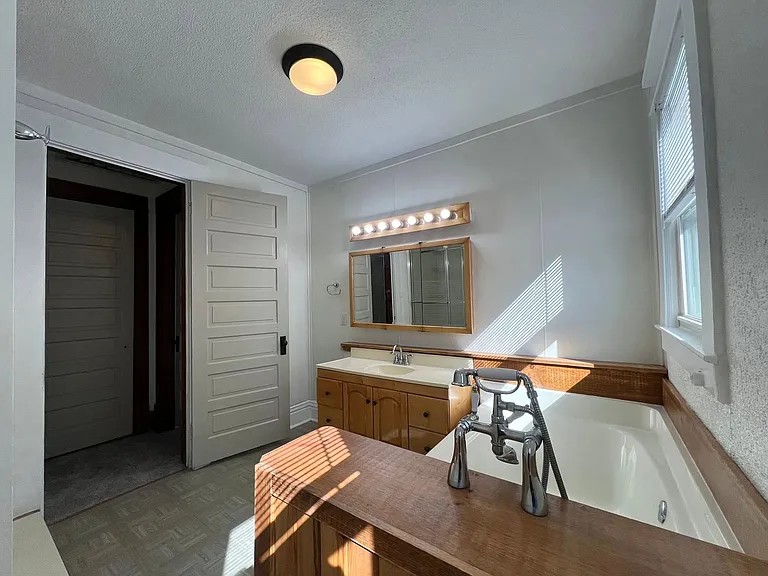 539 W Jefferson St — Photo 4