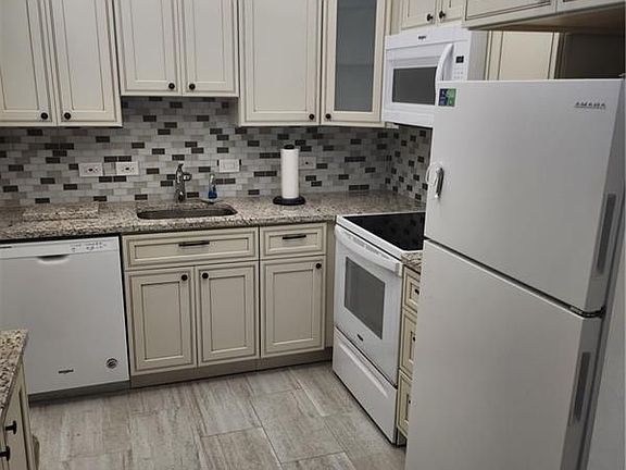 3rd image of 630 Durham W #630