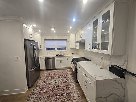 4th image of 1665 Williamsbridge Rd #3
