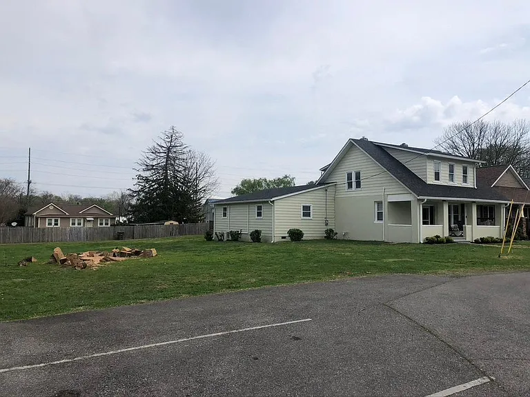 911 Bowman Ave — Photo 3
