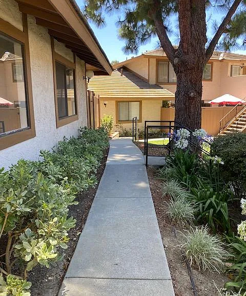 637 Sydney Ln — Photo 4