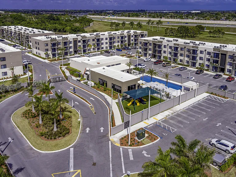 Resia Biscayne Drive — Photo 33
