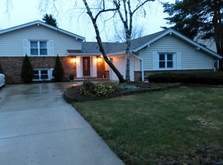 3951 Carousel Dr, Northbrook, IL 60062