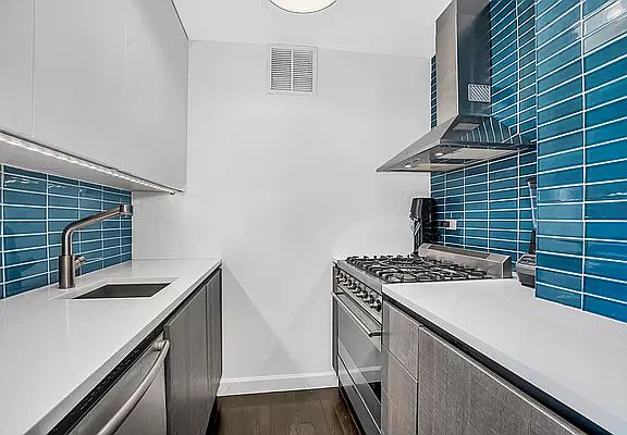 4th image of 101 W 12th St APT 12T