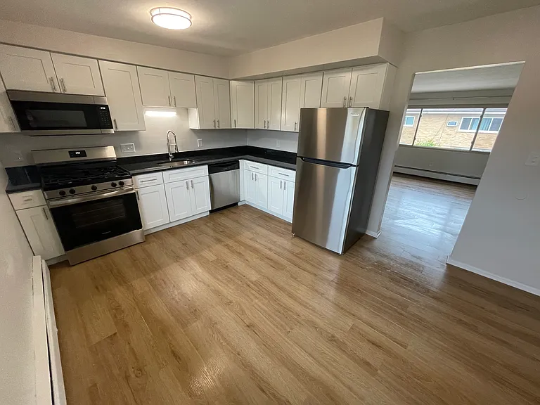 8952 White Oak Ave #4 — Photo 1