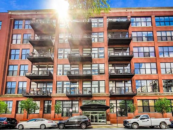 3rd image of 510 W Superior St #123