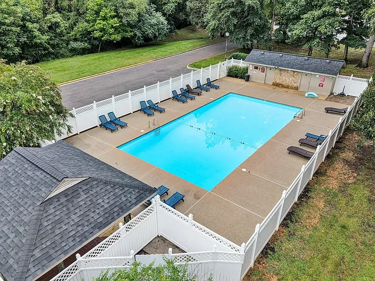 7122 Woods Crossing Dr — Photo 17