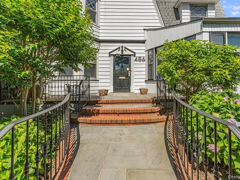 486 Oxford Rd — Photo 2