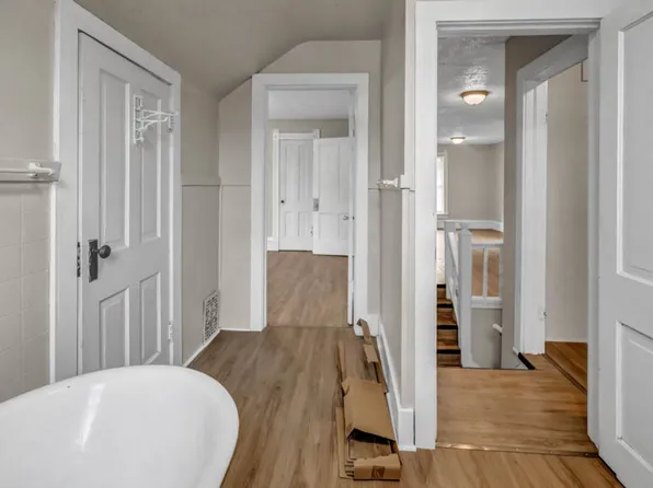 1120 1/2 Washington St, Cedar Falls, IA