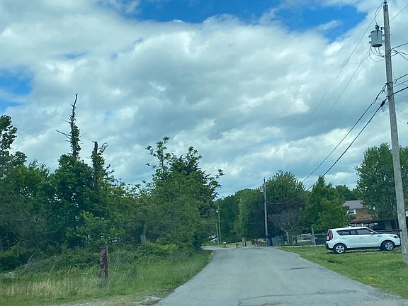 5th image of 374 Hartshaw Dr