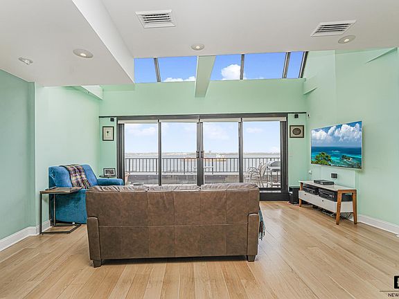 3rd image of 10 Bay St #8-D