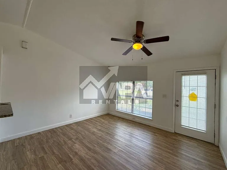 7210 Glen Trl — Photo 10