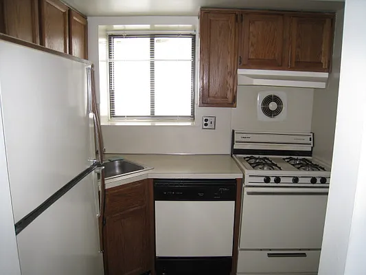 Rented by Alexiou Realty | media 4