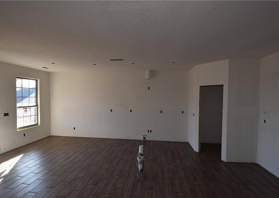 1st image of 731 Merryfield St