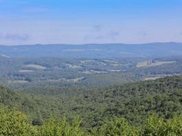 4 Bluffs Trl, Donegal, PA 15628