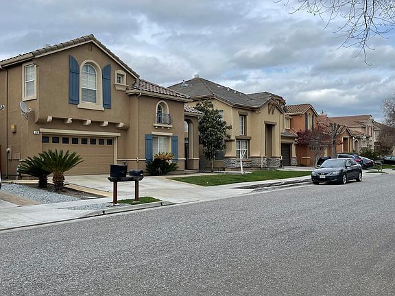 Truly quiet and safe neighborhood; walking distance to Palmia park (kids, basketball, and tennis court)
