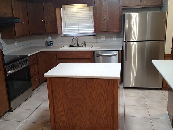 2nd image of 1726 Oakwood Dr