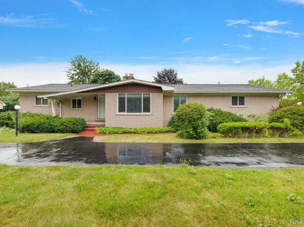 60 E Square Lake Rd, Bloomfield Hills, MI 48304