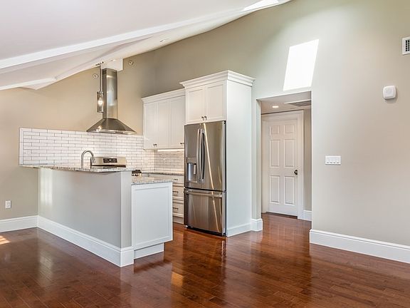 3rd image of 10-12 Lynde St #8