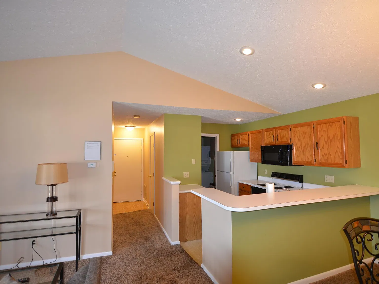 2 bed, 925 sqft, $1,550 — Photo 2